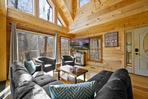 Smokies/Log cabin/ Mountain views/ King size bed/ Hot tub/Sauna/Pet
