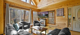 Smokies/Log cabin/ Mountain views/ King size bed/ Hot tub/Sauna/Pet