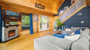Smart TV, fireplace, foosball - Smoky/ Mountain views/ King bed/ bunk bed/en suite bath/Hot tub/Sauna/Pet/value (Sevierville)