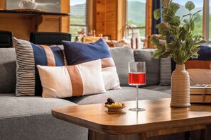 Una Smart TV, una chimenea, un futbolín