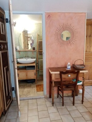 Shower, towels, toilet paper - Charming gîte studio in Ardèche verte (Burzet)