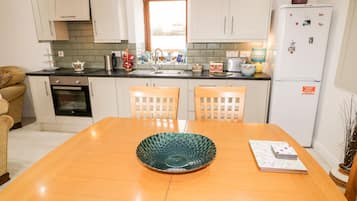 Cottage | Private kitchen | Dishwasher, cookware/dishes/utensils