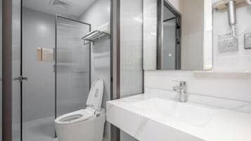Ein modernes Badezimmer mit Toilette, Dusche und Waschbecken.