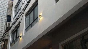 A modern building with multiple windows and external lighting. - Banshan Bieyuan Inn (Yanjin)