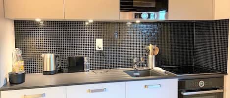 Frigorifero, microonde, forno, piano cottura