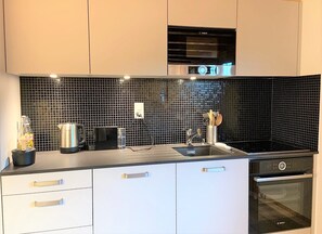 Kühlschrank, Mikrowelle, Ofen, Herdplatte