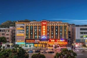 Un hotel con diversi piani, ampie finestre e una segnaletica ben visibile con il numero 365.
