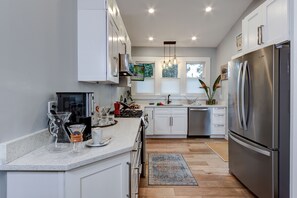 Private kitchen - Historic Craftsman Bungalow (Sanford)