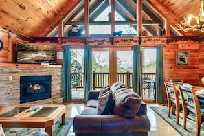 Smart TV, caminetto, lettore DVD, libri