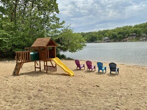 Chaises longues, serviettes de plage