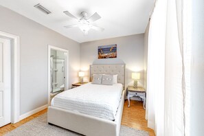 2 عدّة غرف نوم وخدمة الإنترنت وملاءات أسرّة