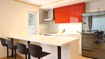 Refrigerador con freezer, microondas, horno, placa de cocina