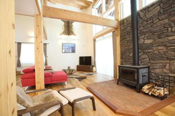 Villa de lujo | Área de sala de estar | Smart TV de 50 pulgadas con canales por cable, televisión y Netflix 