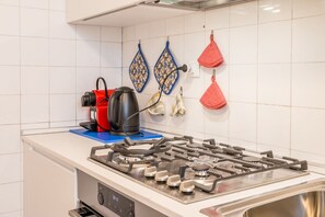 Kjøleskap, mikrobølgeovn, ovn og kokeplater