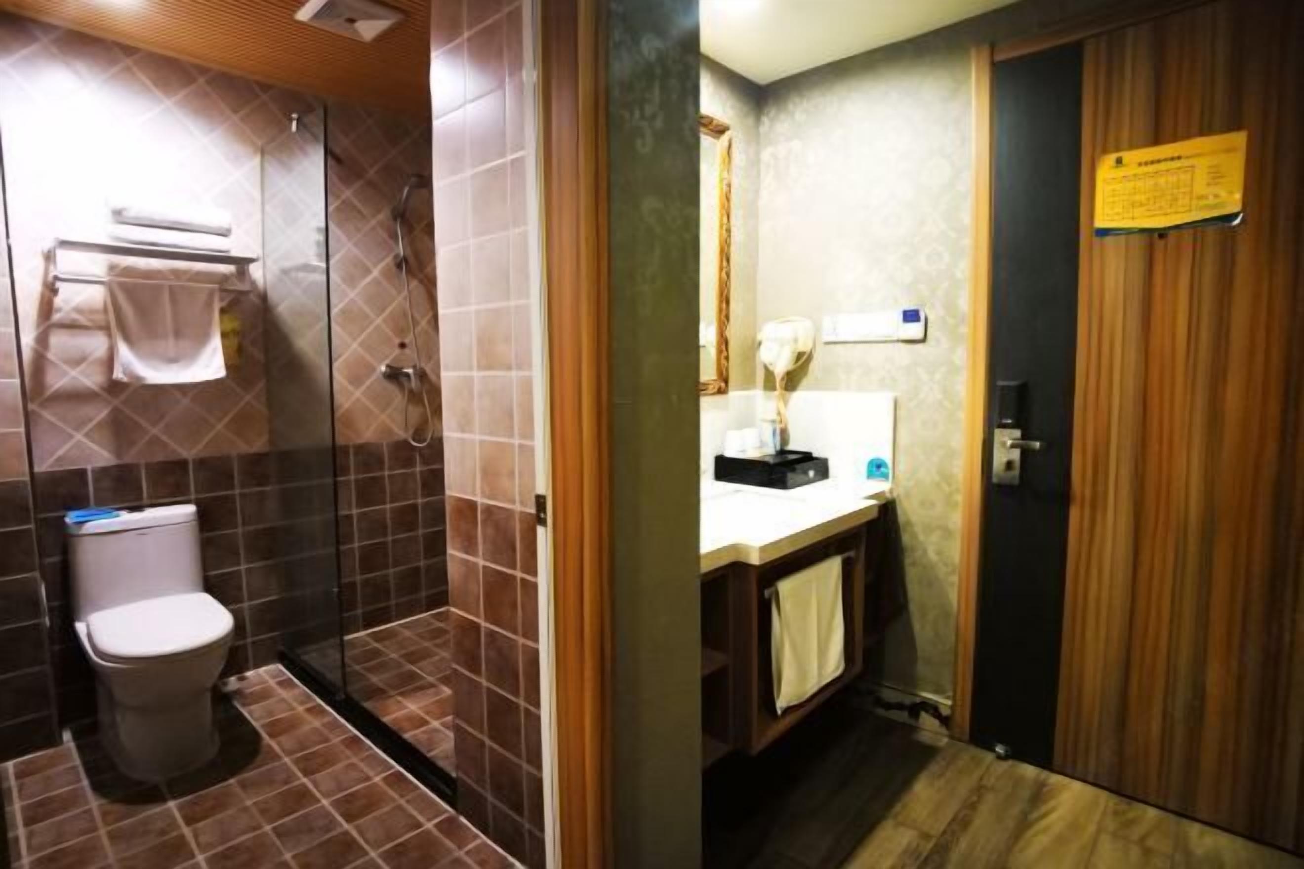 Un baño con inodoro, ducha y lavabo.
