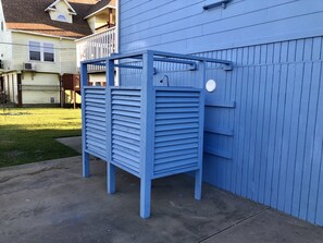 Property grounds - 10 Min Walk to Beach, Cozy Family Home (Jamaica Beach)