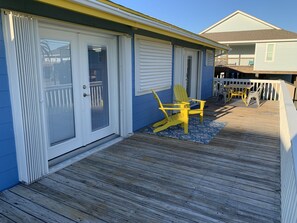 Outdoor dining - 10 Min Walk to Beach, Cozy Family Home (Jamaica Beach)