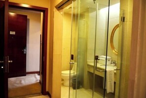 A hotel bathroom with a glass-enclosed shower, a toilet, and a sink. - Wan Li Duo Hotel (Mingshu) (Chengdu)