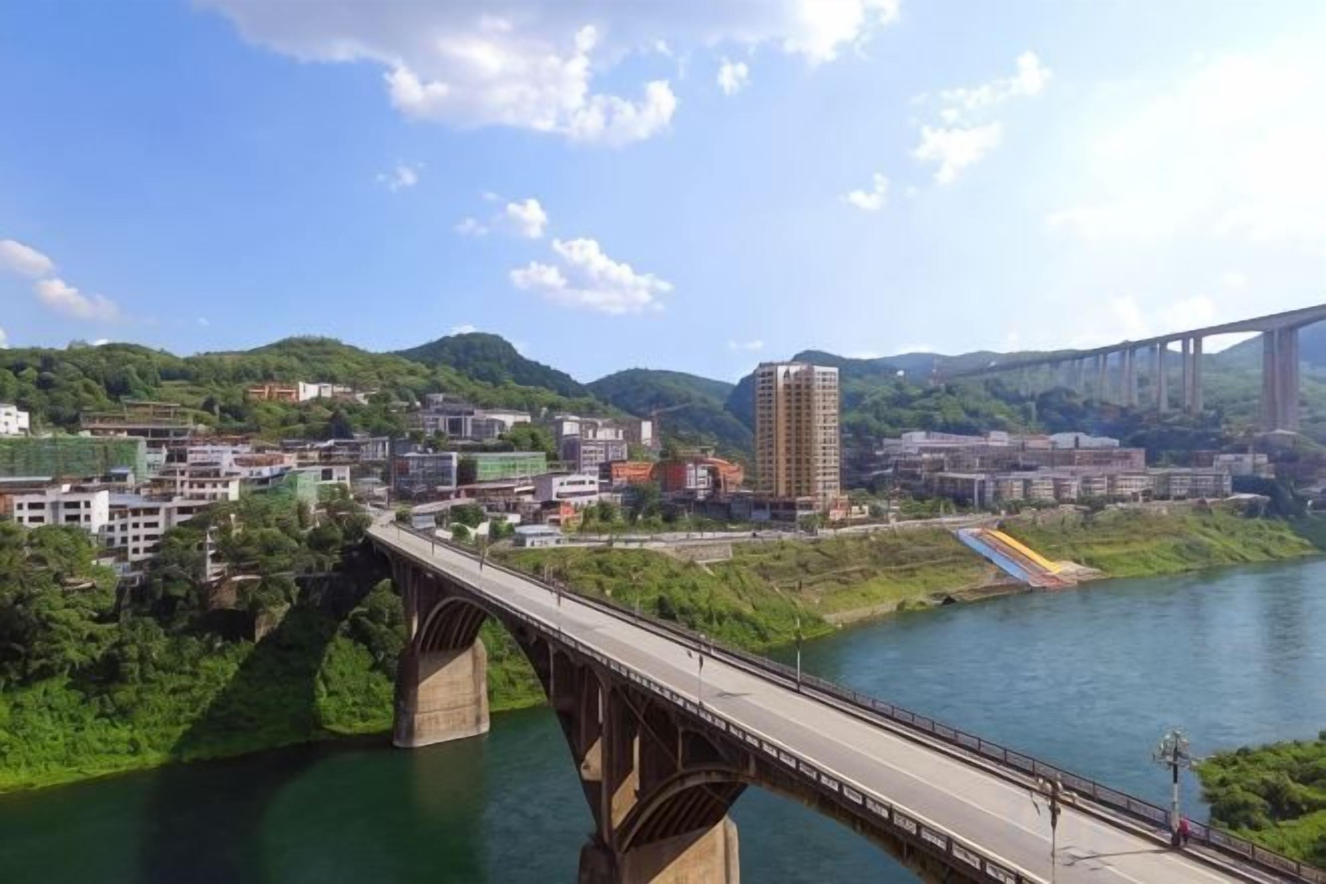 Un puente sobre un río con edificios en la otra orilla.