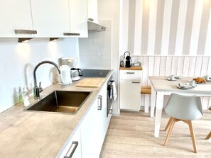 Een koelkast, een oven, een kookplaat, een vaatwasser