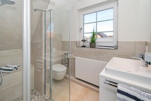 Dusj, hårføner og håndklær