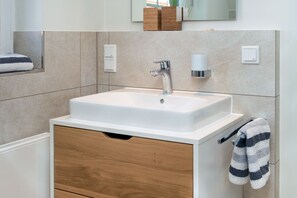 Dusj, hårføner og håndklær