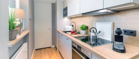 Réfrigérateur, four à micro-ondes, un four, surface de cuisson