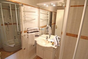 Shower, hair dryer, bidet, towels