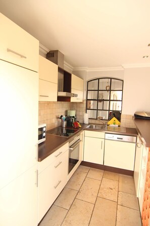 Kjøleskap, mikrobølgeovn, ovn og kokeplater