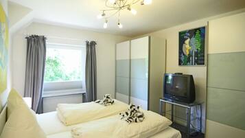 2 bedrooms, iron/ironing board, WiFi, bed sheets