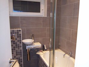 Shower, hair dryer, towels - Brise-Sylt - Sylt is a valuable living space and a soothing vacation destination, a (Wenningstedt-Braderup (Sylt))