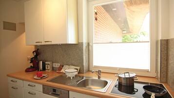 Geladeira, micro-ondas, fogão, cooktop