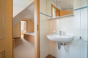 Douche, séchoir à cheveux, serviettes fournies