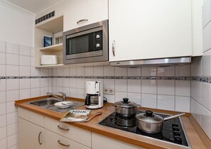 Réfrigérateur, micro-ondes, plaque de cuisson, cafetière/bouilloire