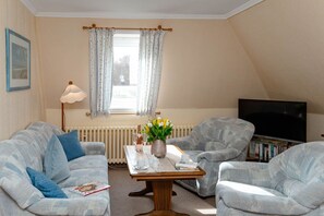 Una televisión, un reproductor estéreo