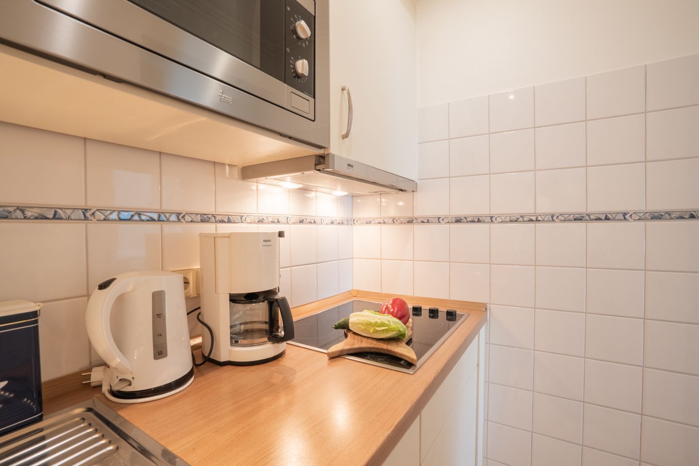 Réfrigérateur, four à micro-ondes, surface de cuisson, cafetière-théière