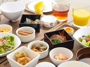 Daily buffet breakfast (JPY 2500 per person)