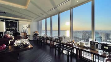 Daily buffet breakfast (JPY 2500 per person)