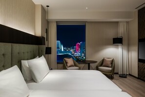 Premium Room, 2 Twin Beds, Ocean View | Down comforters, in-room safe, blackout drapes, bed sheets - Hilton Garden Inn Yokohama Minatomirai (Yokohama)