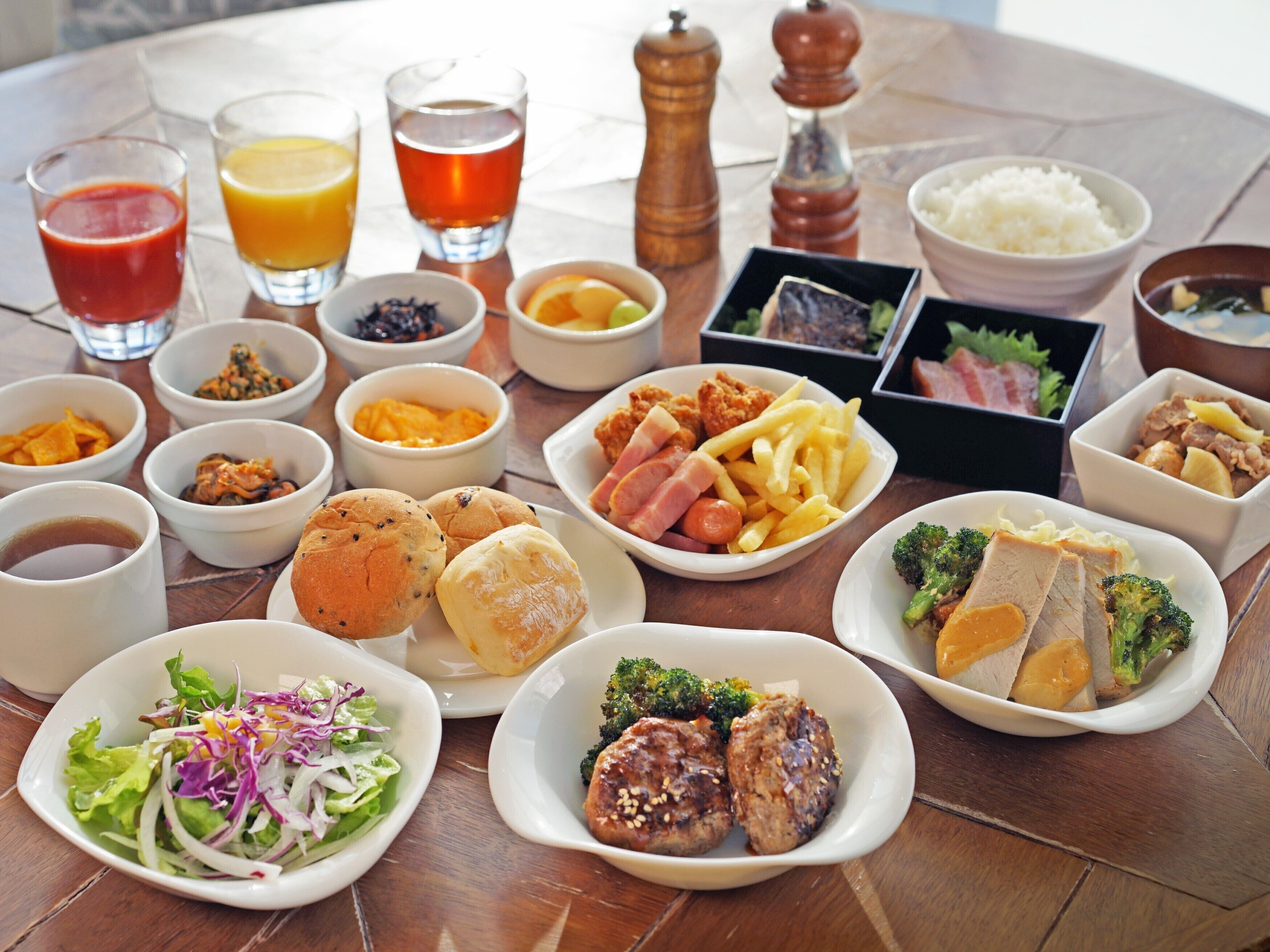 daily buffet breakfast (jpy 2500 per person)