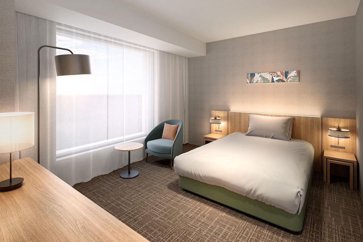 Down comforters, in-room safe, blackout drapes, bed sheets