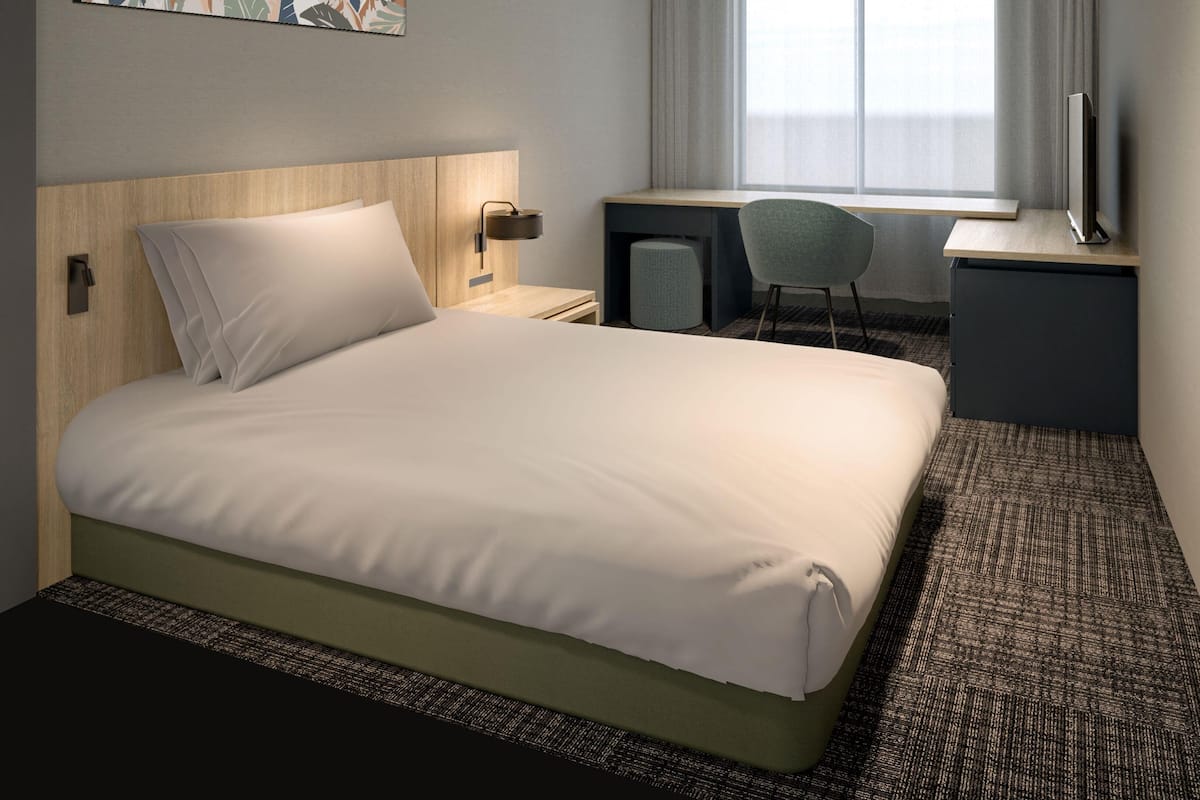 Down comforters, in-room safe, blackout drapes, bed sheets