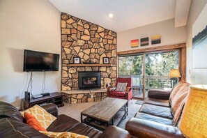 スマートテレビ、暖炉、書庫