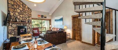 TV connectée, cheminée, livres