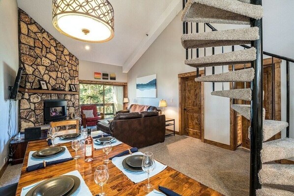 スマートテレビ、暖炉、書庫