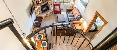 Smart-TV, Kamin, Bücher