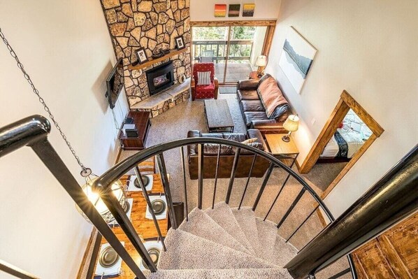 Smart TV, chimenea y libros 