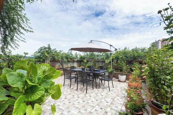 Outdoor dining - Aibao Hotel (Chongqing)