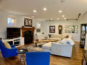 スマートテレビ、暖炉、書庫、PC モニター