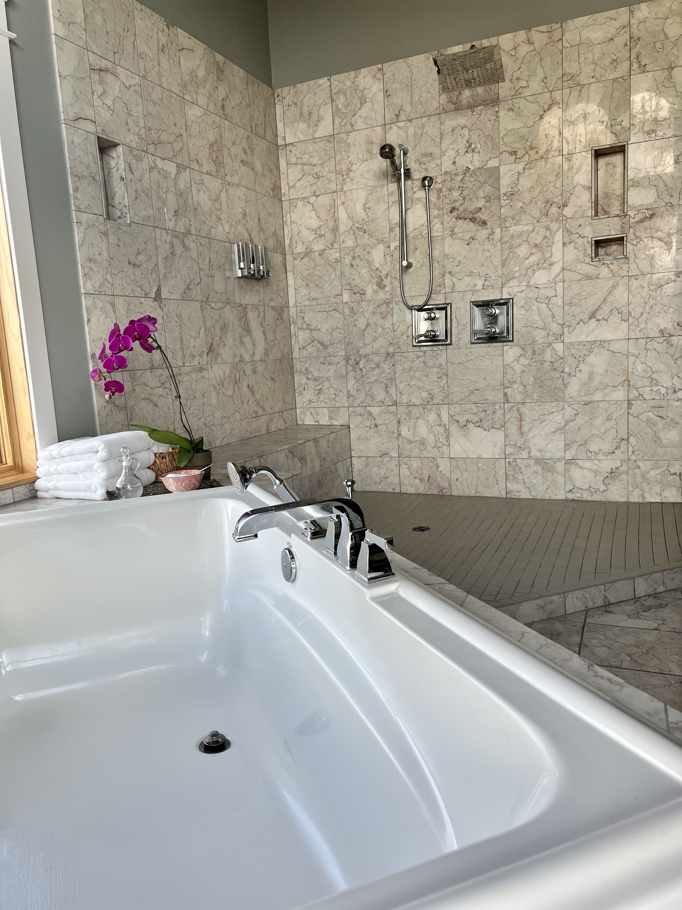 Ensemble douche/baignoire, sèche-cheveux, serviettes fournies, savon